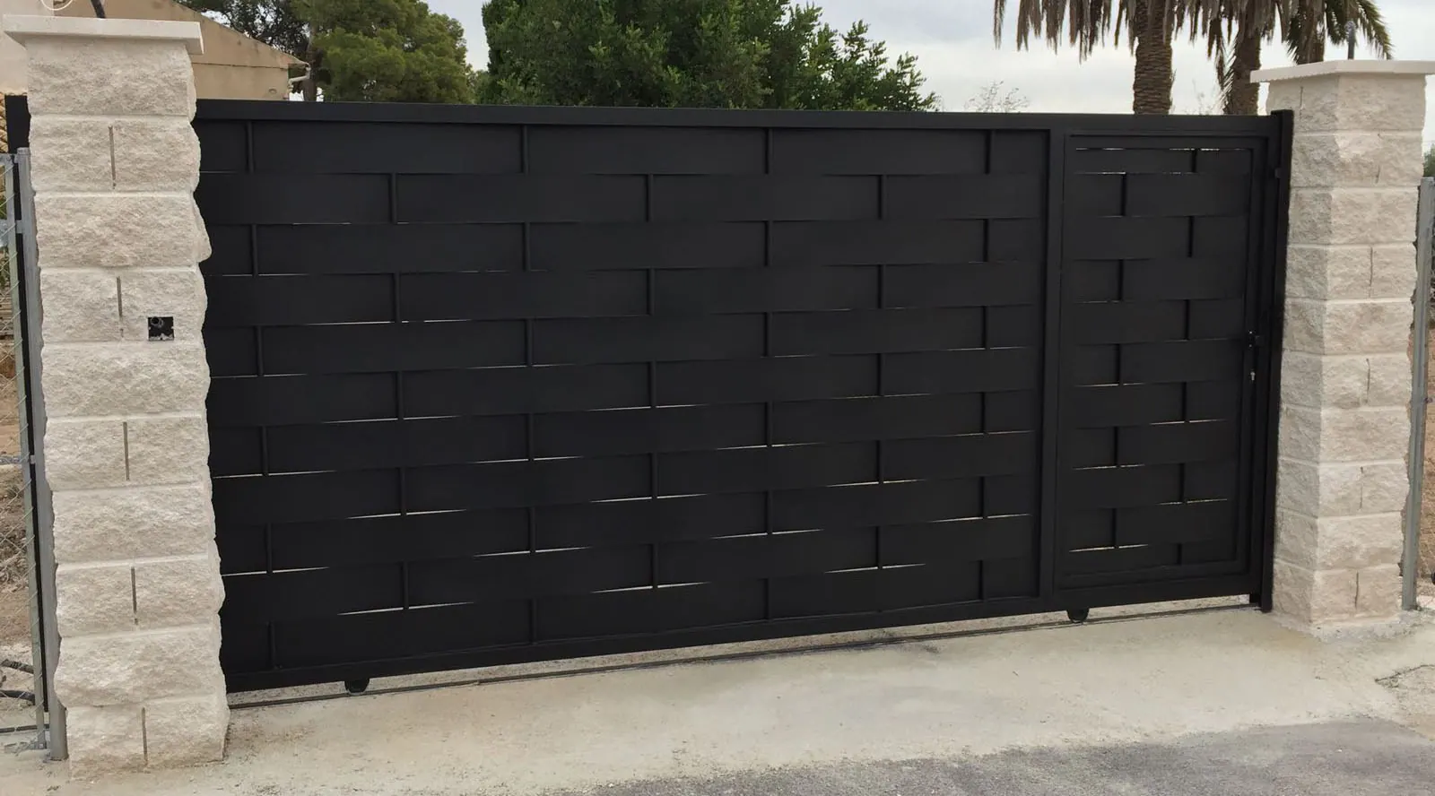 Puerta metálica corredera fabricada en Onil