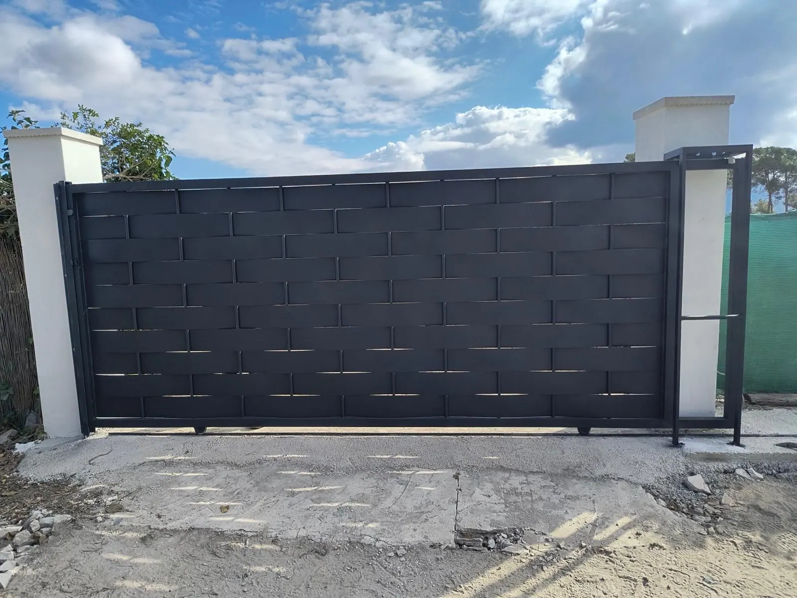 Puerta metálica corredera de chapa trenzada en Alicante